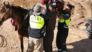 Siirt'te sarp arazide mahsur kalan kadın katırla kurtarıldı