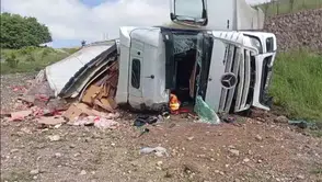 Amasya'da tavuk yüklü tır devrildi