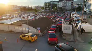 Bursa sokakları milli maç heyecanıyla kırmızı beyaza büründü
