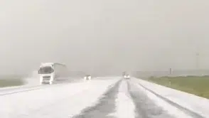 Kars yolunda aniden bastıran dolu sürücüleri durdurdu