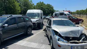 Balıkesir yolunda zincirleme kaza trafiği kilitledi