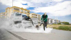 Mersin sokaklarında ilaçlama mesaisi hız kazandı