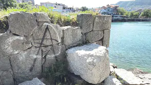 Amasra’nın tarihi Direkli Kaya’sına sprey boyalı saldırı