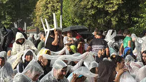 Hataylılar sağanak yağmura rağmen milli maçı dev ekranda izledi