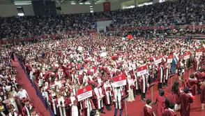 Hitit Üniversitesi mezunları diplomalarını alıp keplerini gökyüzüne fırlattı
