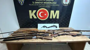 Adapazarı’nda iş yerine yapılan baskında çok sayıda silah yakalandı