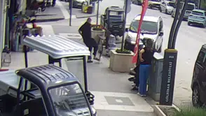Burdur'da sokak ortasında kedi ve köpek kavgası kameraya yansıdı