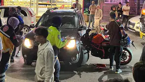 İnegöl'de motosiklet otomobile saplandı