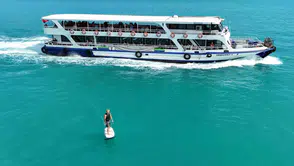 İstanbul Boğazı’nda elektrikli sörf keyfi