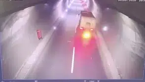Cankurtaran Tüneli'nde motosiklet kamyona arkadan çarptı