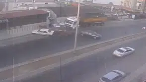 Silifke’de kontrolden çıkan TIR park halindeki araçlara daldı