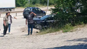 Bilecik yolunda otomobil kontrolden çıktı 2 yaralı