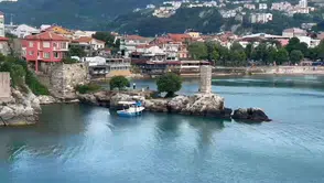 Amasra’nın tarihi dokusuna sprey boyalı saldırı