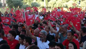 Antalyalılar milli maç heyecanını okul bahçesinde bir arada yaşadı