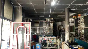 Karapürçek'teki eczaneyi elektrik arızası kül etti