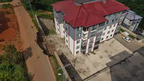 Trabzon'da istinat duvarı çöktü Bir aile saniyelerle ölümden döndü