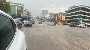 Ankara'da aniden bastıran dolu trafiği felç etti