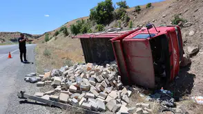 Elazığ Pertek yolunda kamyonet devrildi