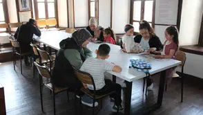 Bor’da ebeveynler çocukları için kütüphaneye girdi