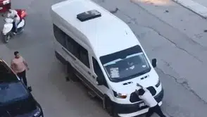 Elazığ trafiğinde şiddet anları minibüsün önünü kesti