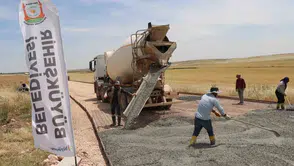 Şanlıurfa'da üç ilçeyi birleştiren beton yol çalışması başladı