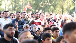 Kağıthane sokakları milli maç coşkusuyla doldu
