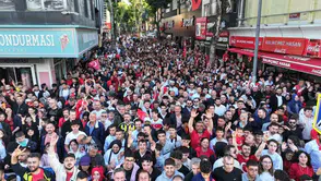 Pendik’te milli maç coşkusu binleri sahile topladı