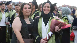 Aynı üniversitede okuyan anne kızın okul gururu