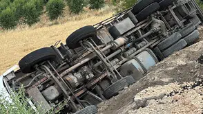 Adıyaman'da arpa yüklü kamyon şarampole yuvarlandı