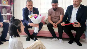 Ağrı'da karne sevincini evinde yaşayan öğrenciye sürpriz ziyaret