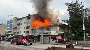 Kızılcahamam'da bir binanın çatısı alevlere teslim oldu