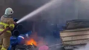 Bartın sanayi sitesindeki hurda deposunda sabah saatlerinde yangın çıktı