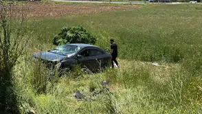 Elazığ’da kontrolden çıkan otomobil tarlaya uçtu