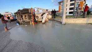 Bolu’da beton mikseri yola devrildi