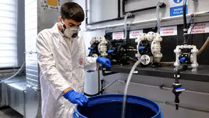 Ağrılı gençler okul laboratuvarında kendi harçlıklarını çıkarıyor