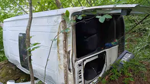 Ordu Kumru’da yolcu minibüsü uçuruma devrildi