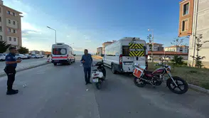 Karaman'da park halindeki minibüse çarpan motosikletli yaralandı