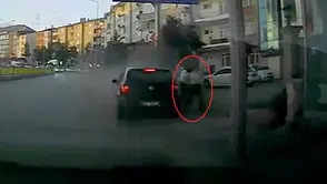 Erzurum'da kontrolden çıkan araç kaldırımdaki iki kadını kıl payı ıskaladı