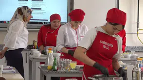 Osmaniyeli öğrenciler okul mutfağında hem meslek öğreniyor hem de para kazanıyor