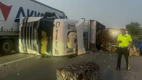 Kırıkkale yolunda hurda yüklü TIR devrildi