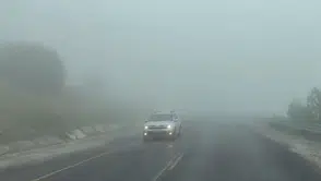 Ardahan’da Ilgar Dağı geçidini sis teslim aldı