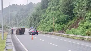 Rize sahil yolunda yamaçtan kopan dev kayalar trafiği kesti