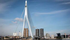 Rotterdam'da tramvay kazası Erasmus Köprüsü'nde 15 kişi yaralandı