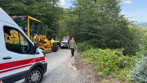 Rize’de yol çalışması yapan operatör 300 metrelik uçurumdan kurtuldu
