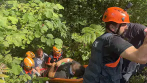 Rize’de iş makinesi uçuruma yuvarlandı Operatör son anda kurtuldu