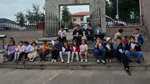 Posof'ta minik öğrencilere dondurmalı sürpriz mola