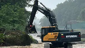 Rize’de çay bahçesinde mahsur kalan vatandaşı kepçe kurtardı