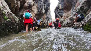 Kelkit’in saklı güzelliği Yılanlı Kanyon’da 77 kişilik keşif yürüyüşü