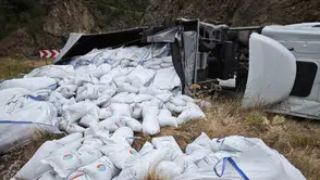 Kürtün yolunda tır kazası sürücüyü hastanelik etti