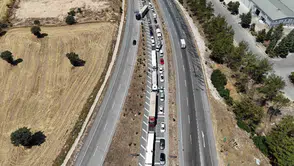Uşak yolunda domates taşıyan kamyon çekiciden yola savruldu